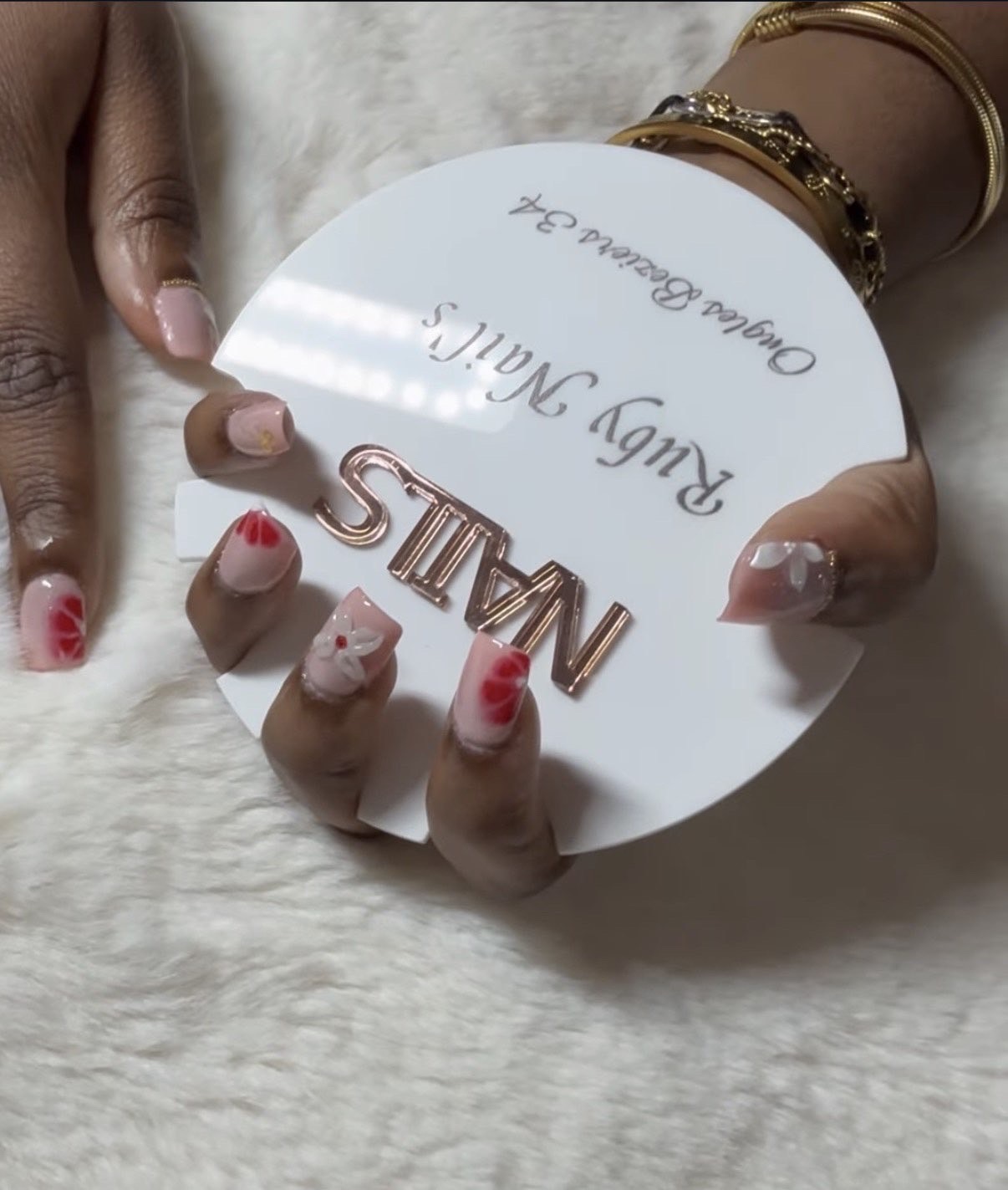 Après : nail art rose et blanc fleuri